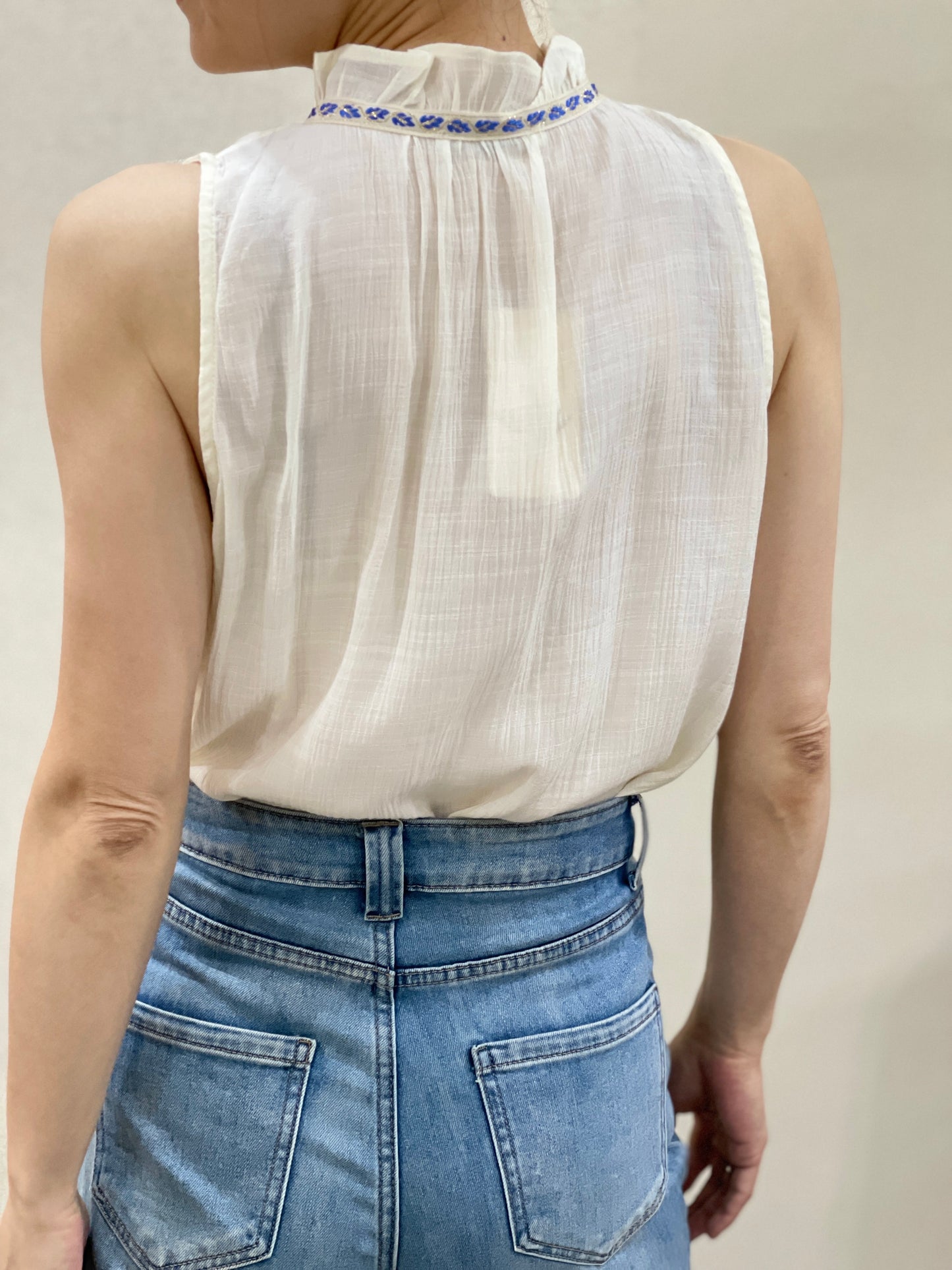 Blouse sans Manches à Col Volantée