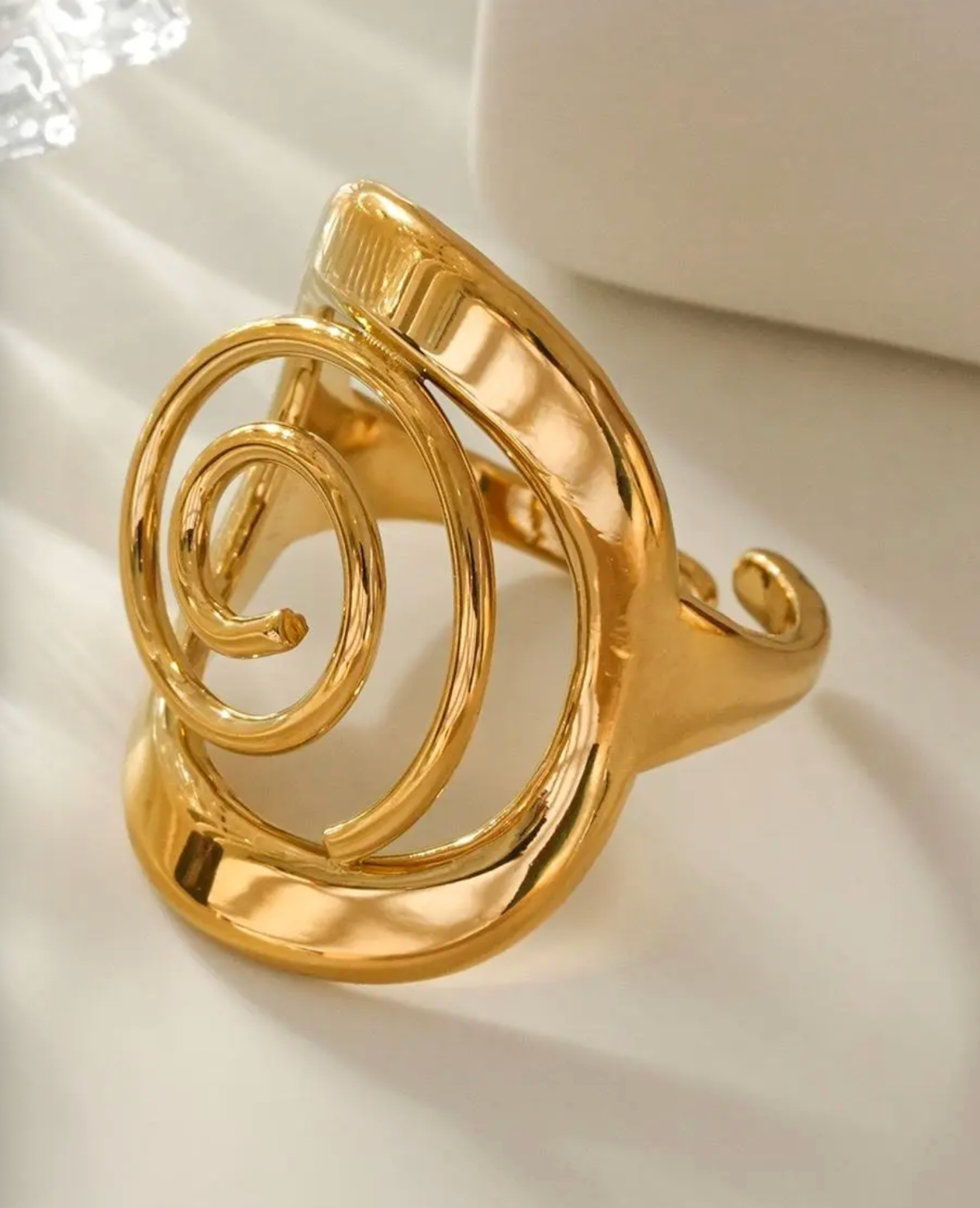 Bague Dorée Spirale – Design Moderne et Tendance