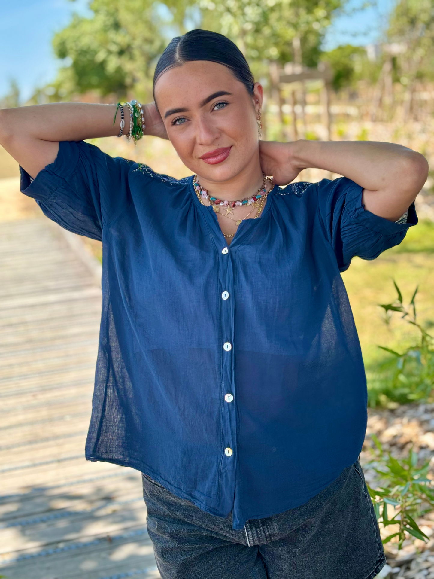 Chemise coton brodée épaules marine