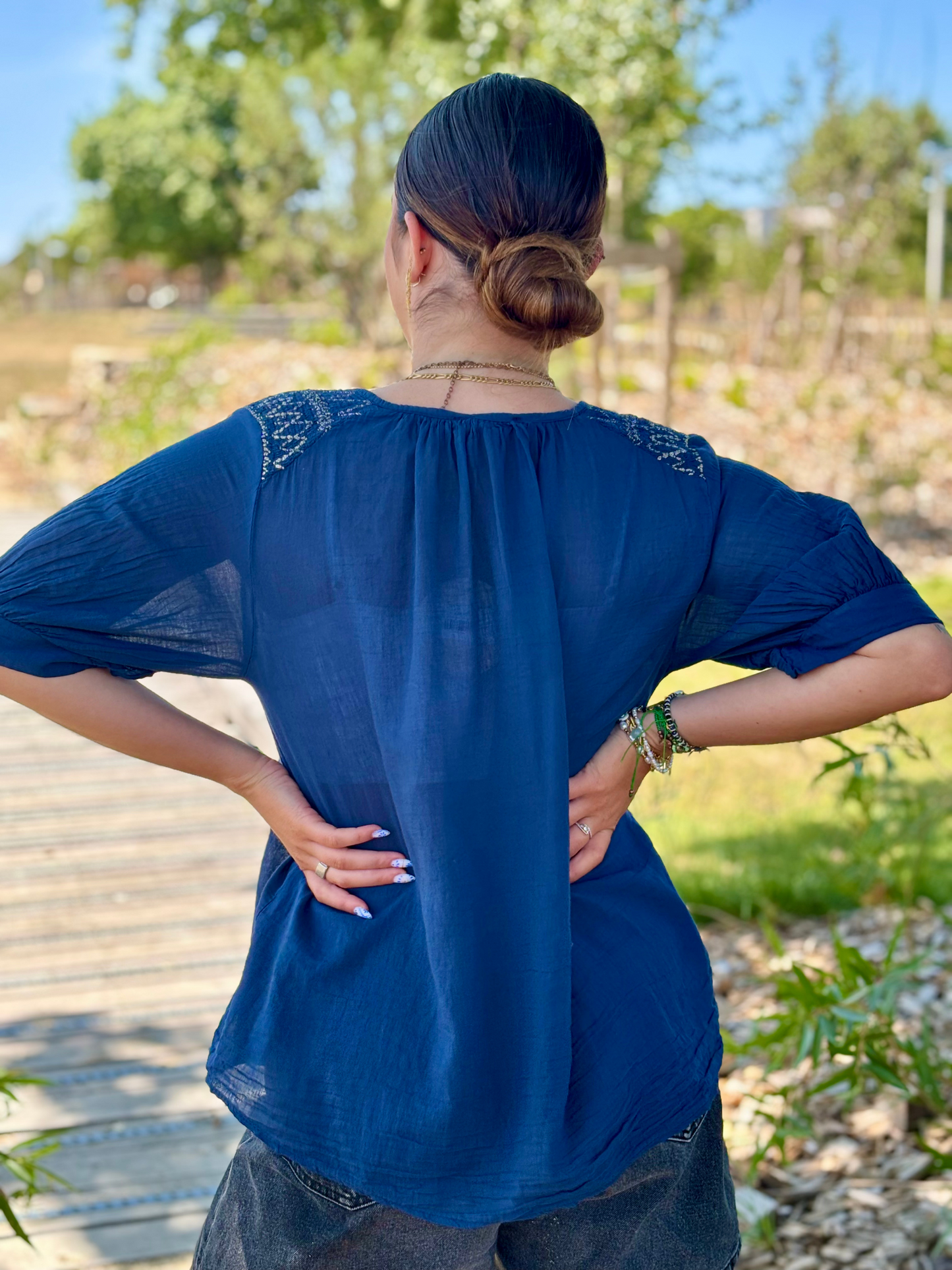 Chemise coton brodée épaules marine