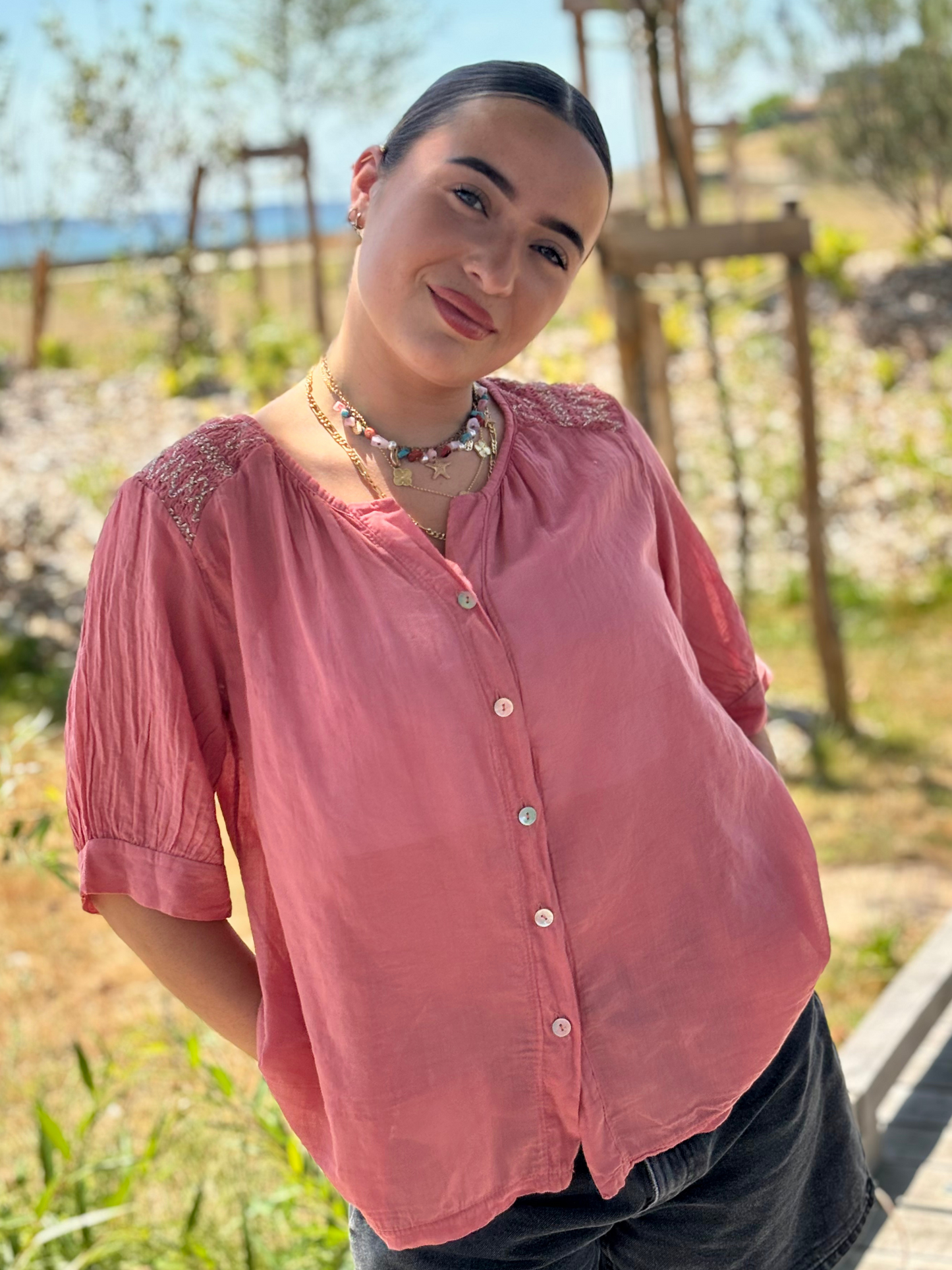 Chemise coton brodée épaules terracotta