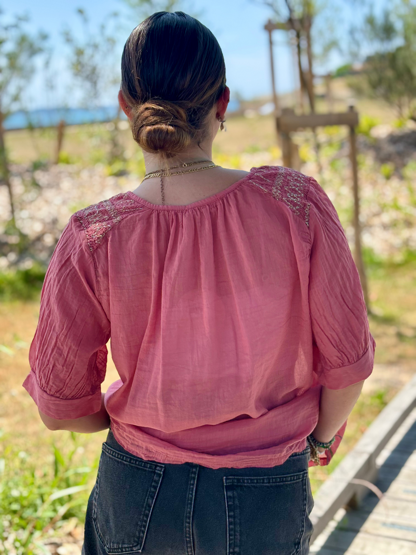 Chemise coton brodée épaules terracotta