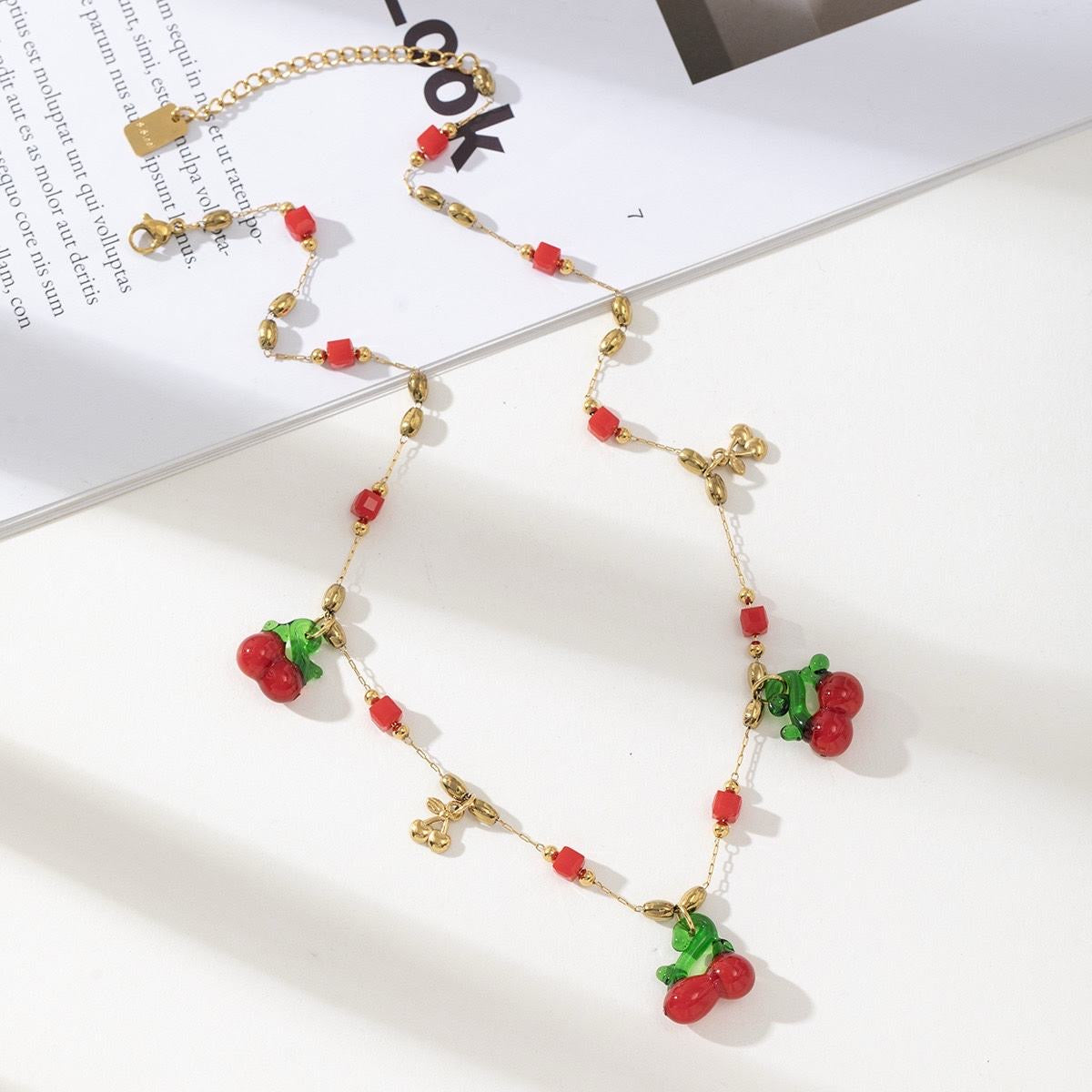 Collier fantaisie "Cerise d’Été"