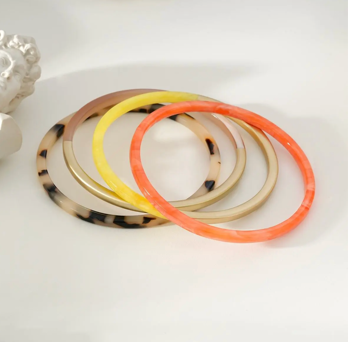 Joncs Élégants en Résine et Doré