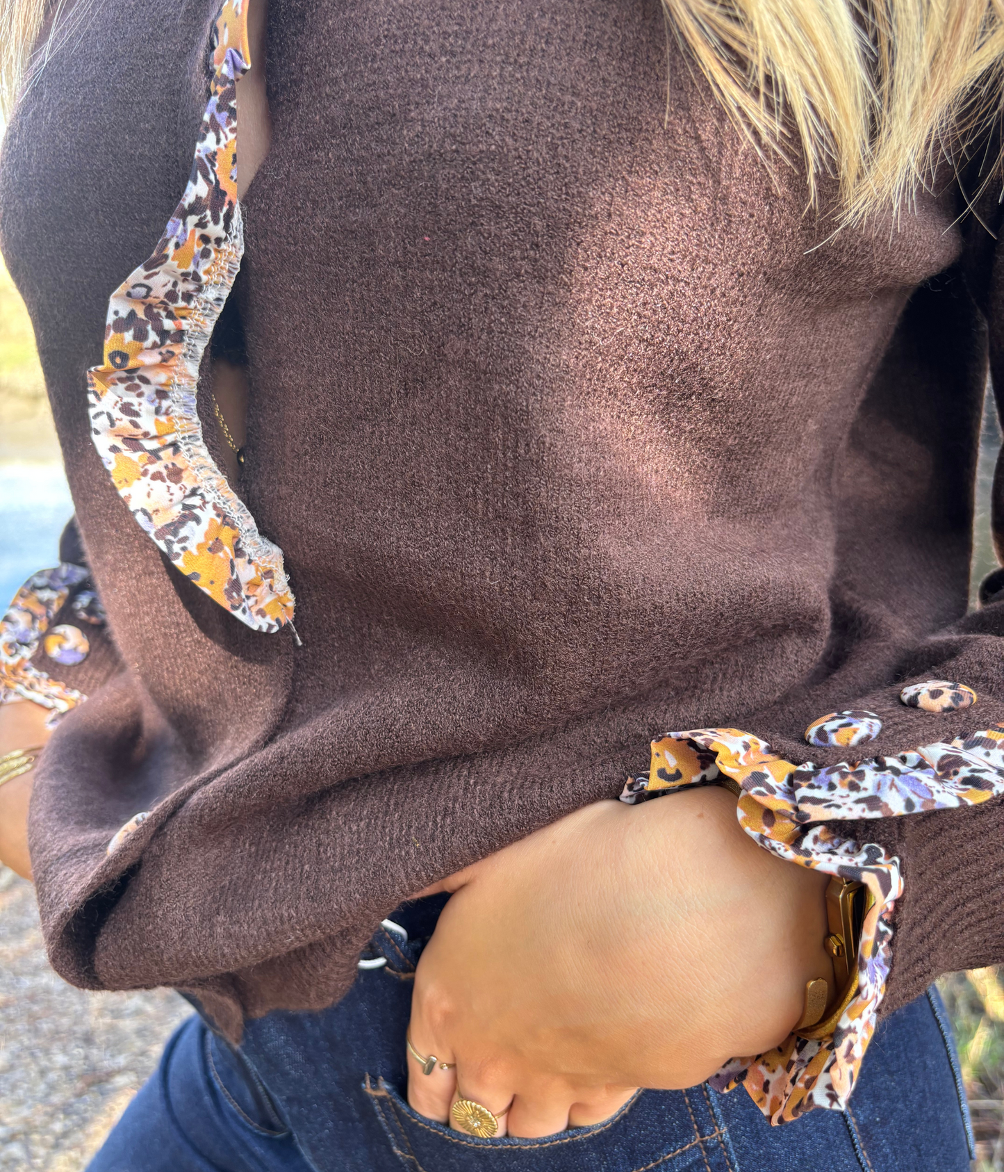 Gilet marron chic avec détails fleuris