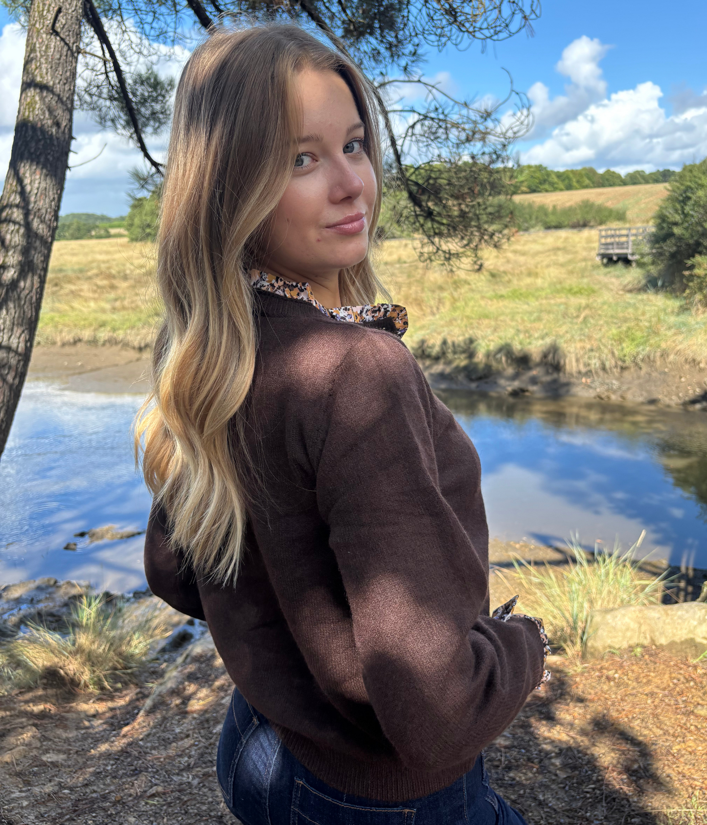 Gilet marron chic avec détails fleuris