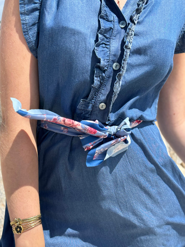 Robe longue effet denim à ceinture foulard