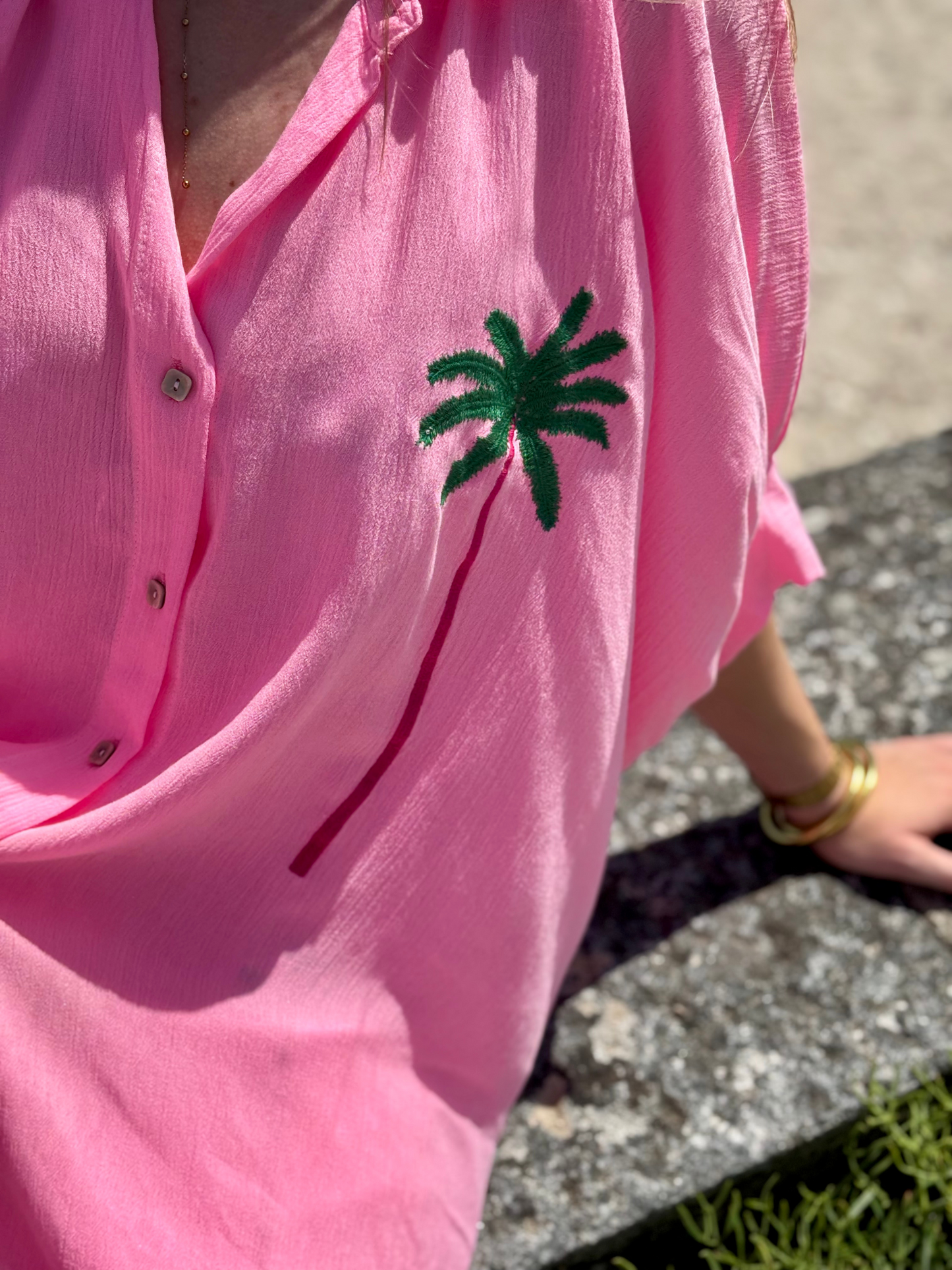 Chemise fluide brodée palmier rose fluo