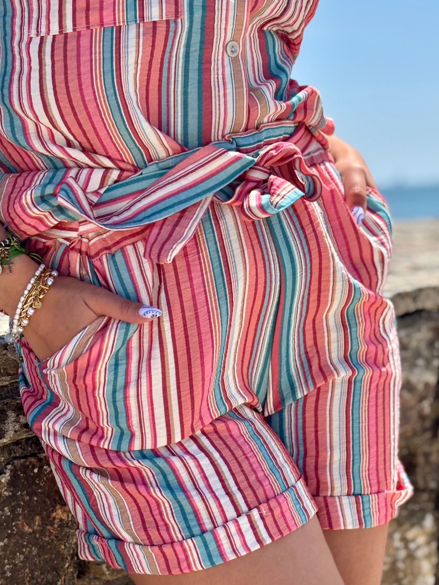 Short rayé multicolore ceinturé