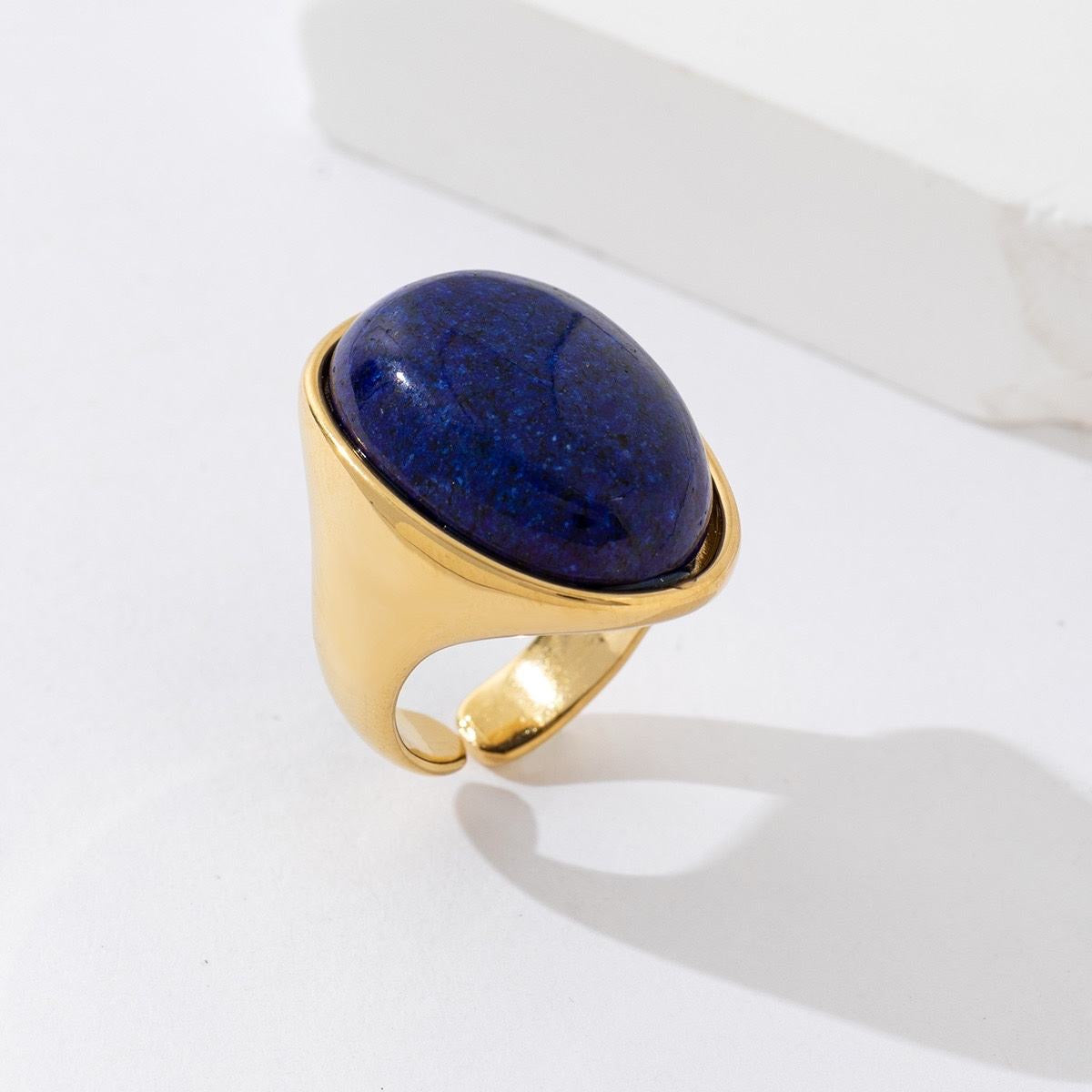 Bague chevalière en or jaune ornée d'un saphir cabochon de 1.71 carat - Bijoux et montres Bague chevalière en or jaune ornée d'un saphir cabochon de 1.71 carat - Bijoux et montres