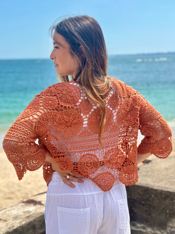 Gilet crochet à nouer brique
