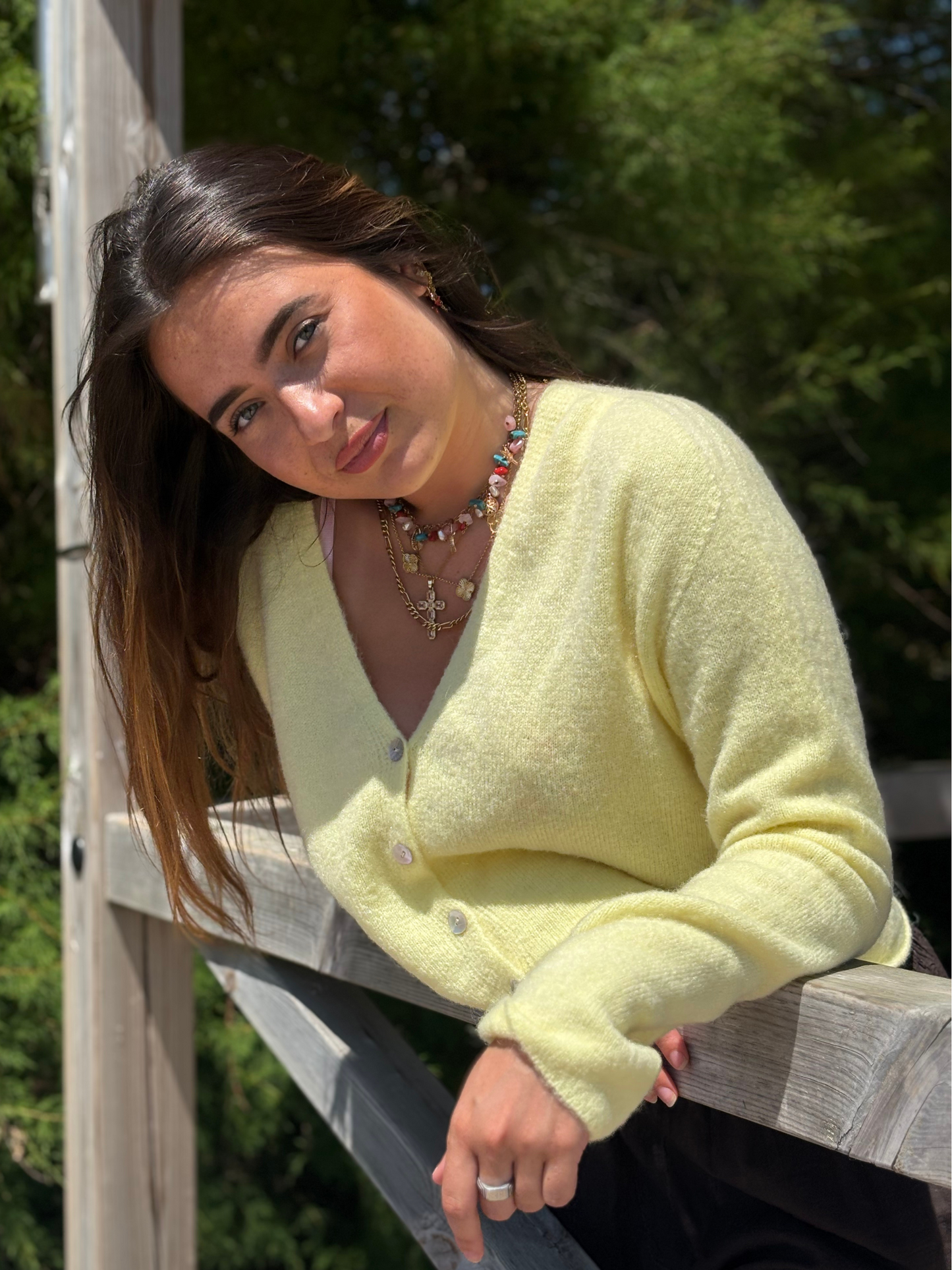 Gilet doux en maille col V jaune