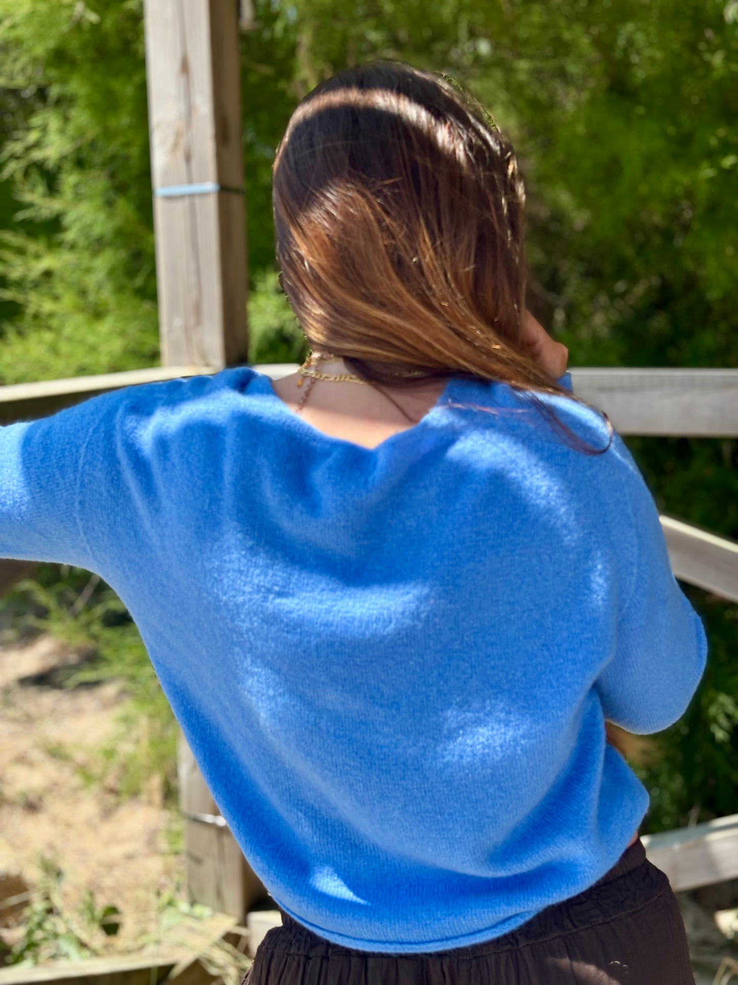 Gilet doux en maille col V bleu