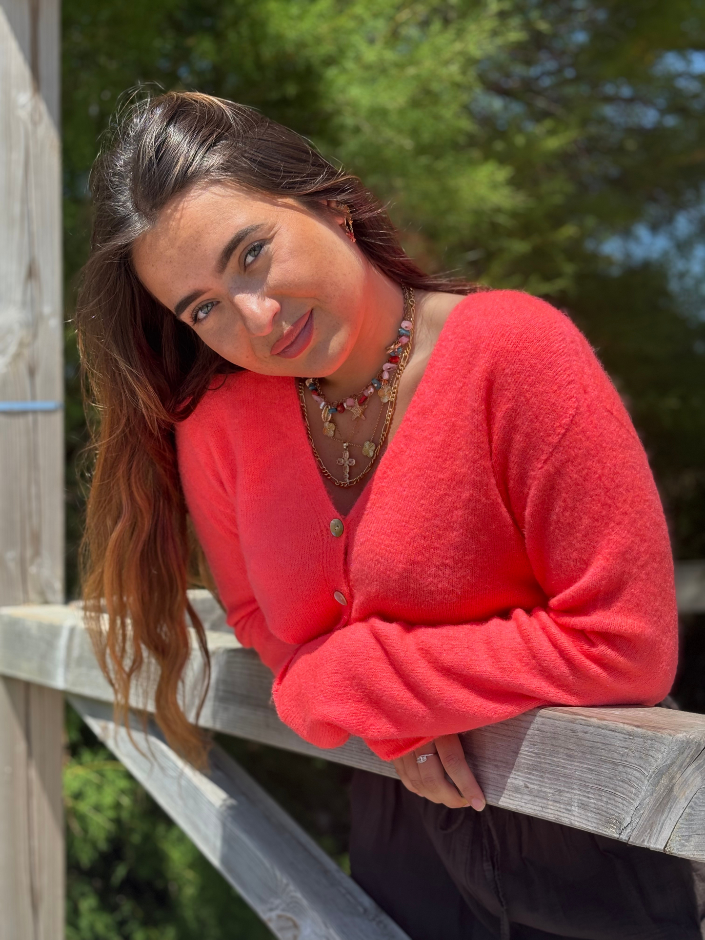 Gilet doux en maille col V corail