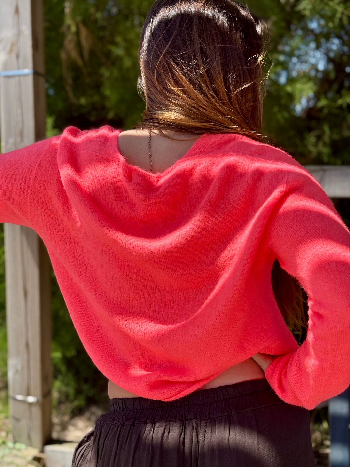 Gilet doux en maille col V corail