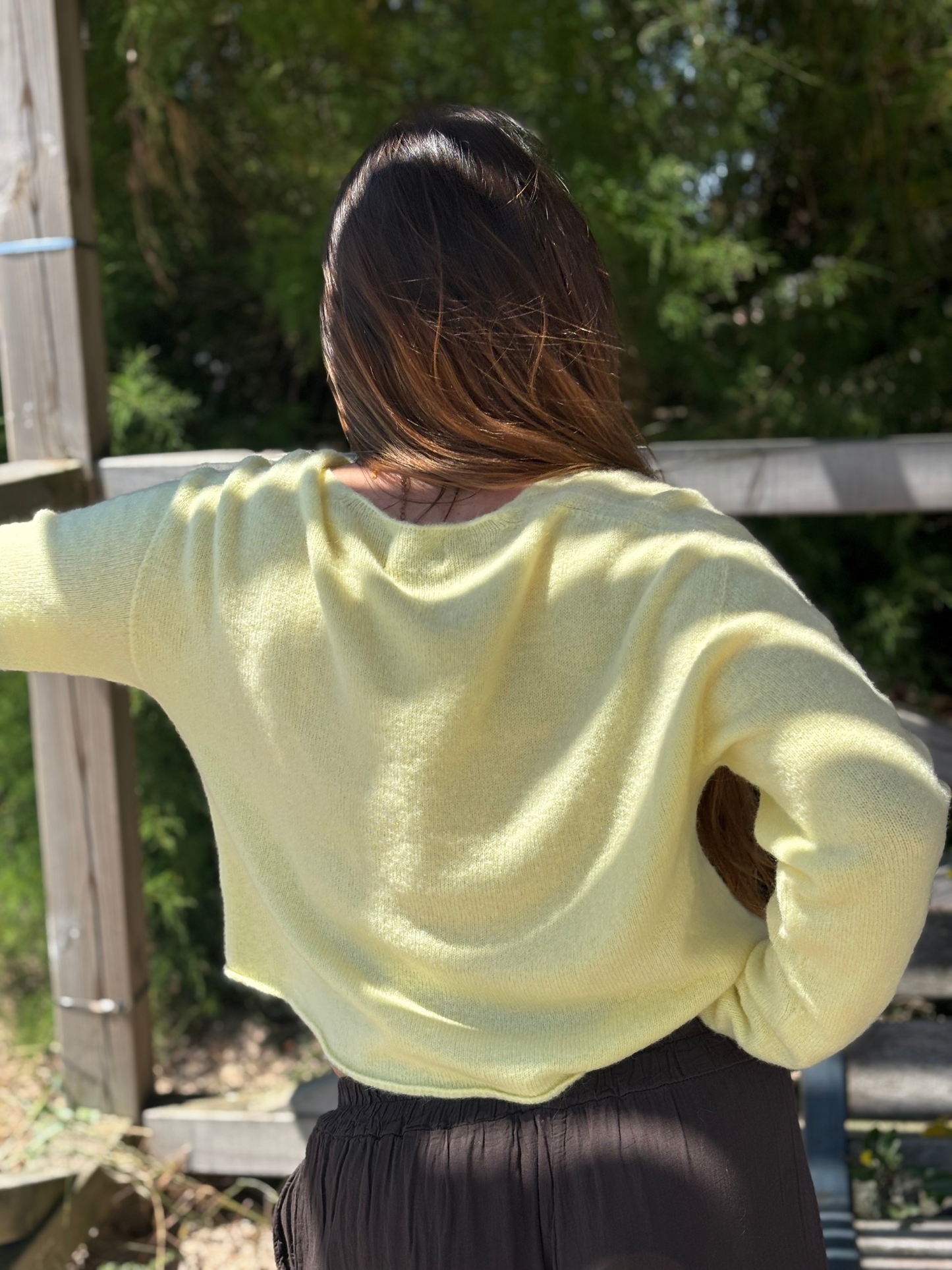 Gilet doux en maille col V jaune