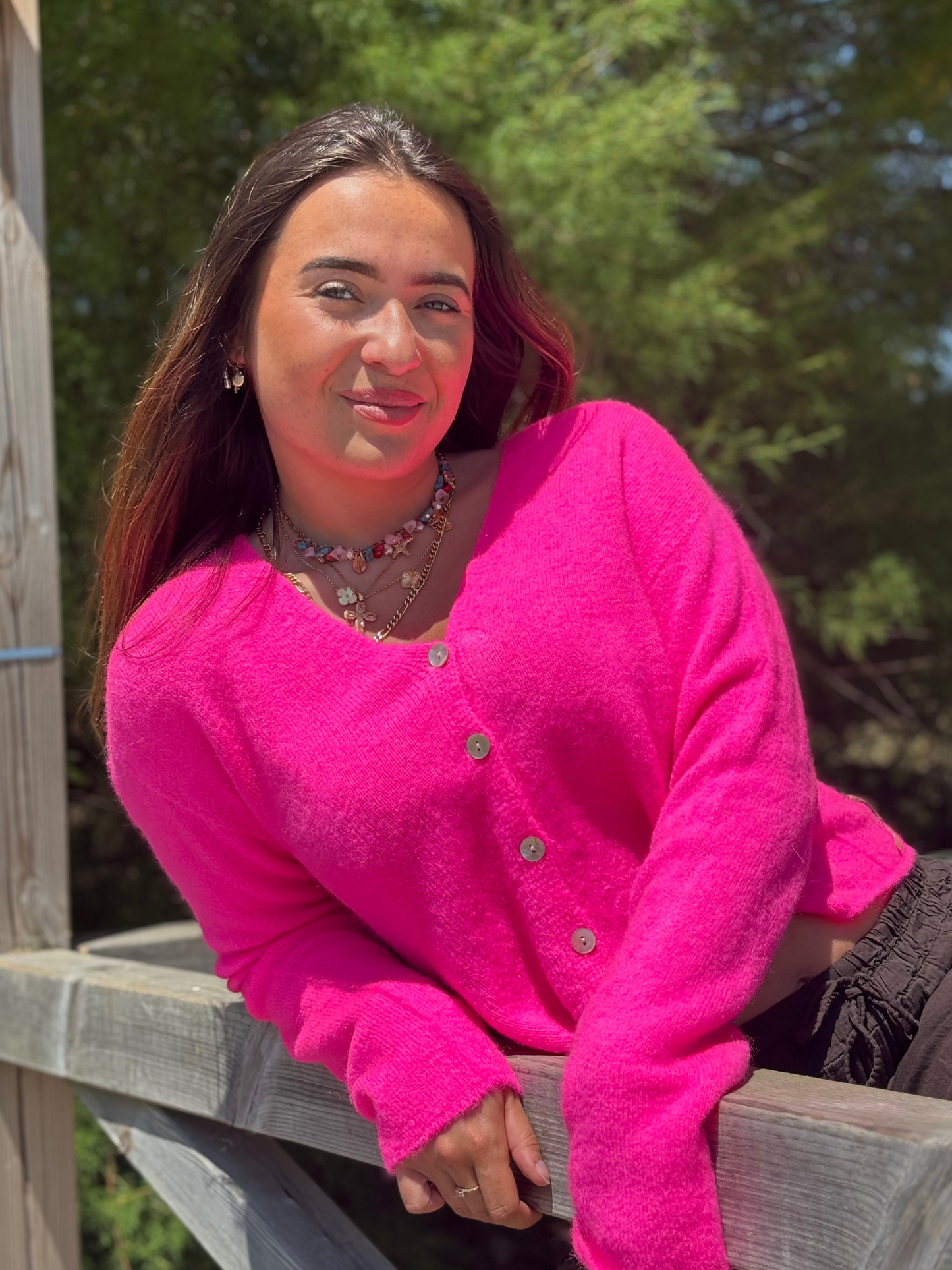 Gilet doux en maille col V rose fluo