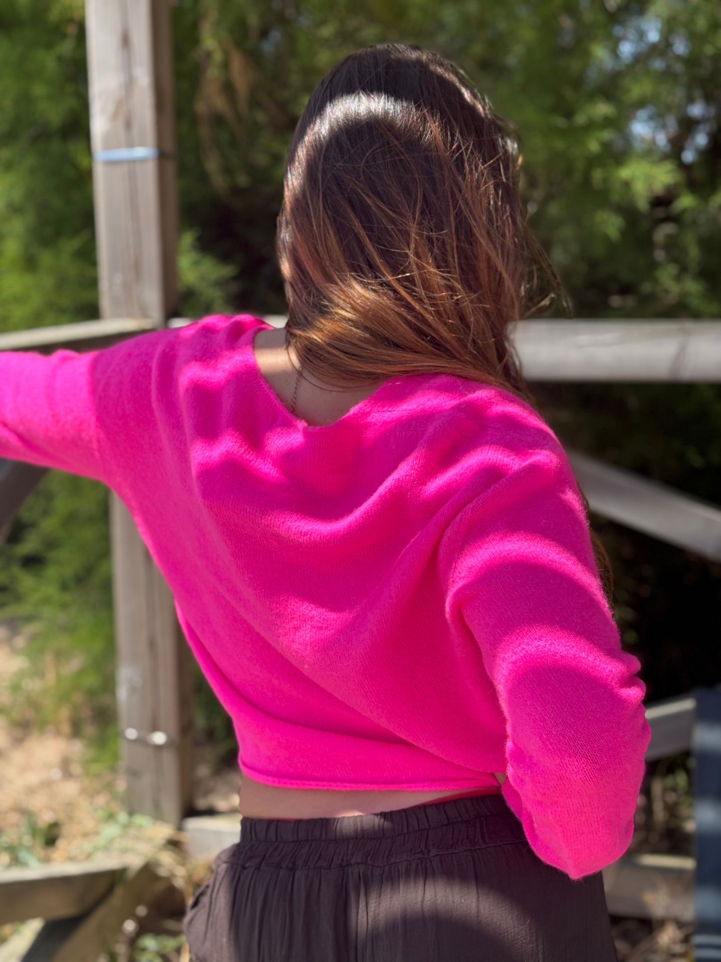 Gilet doux en maille col V rose fluo
