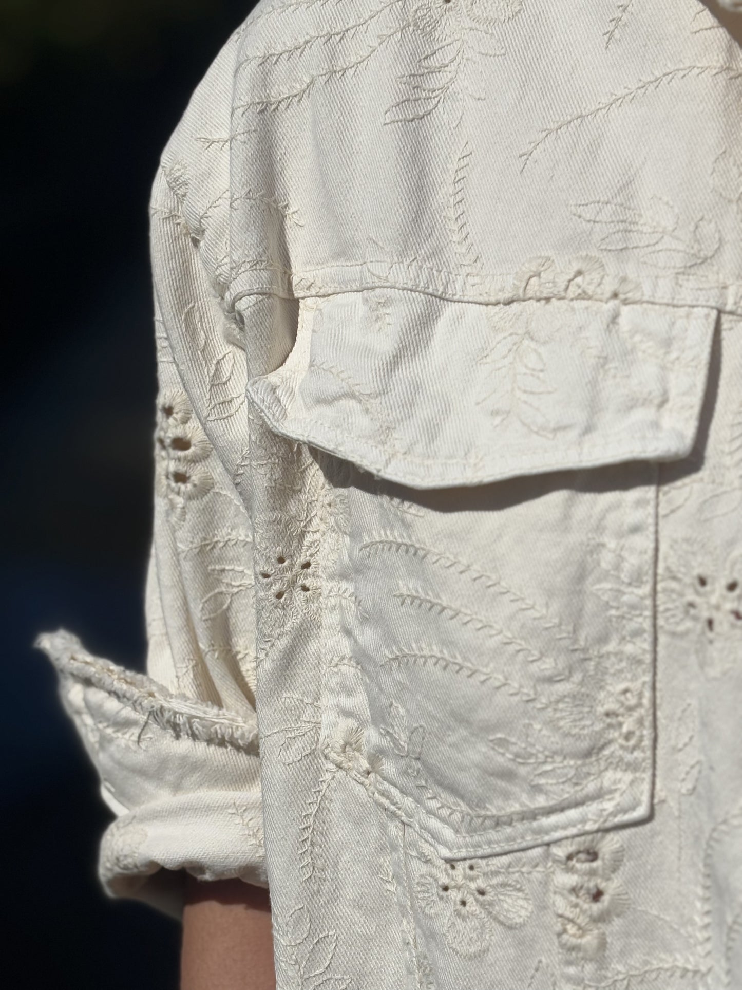 Veste Brodée en Coton “Camélia”