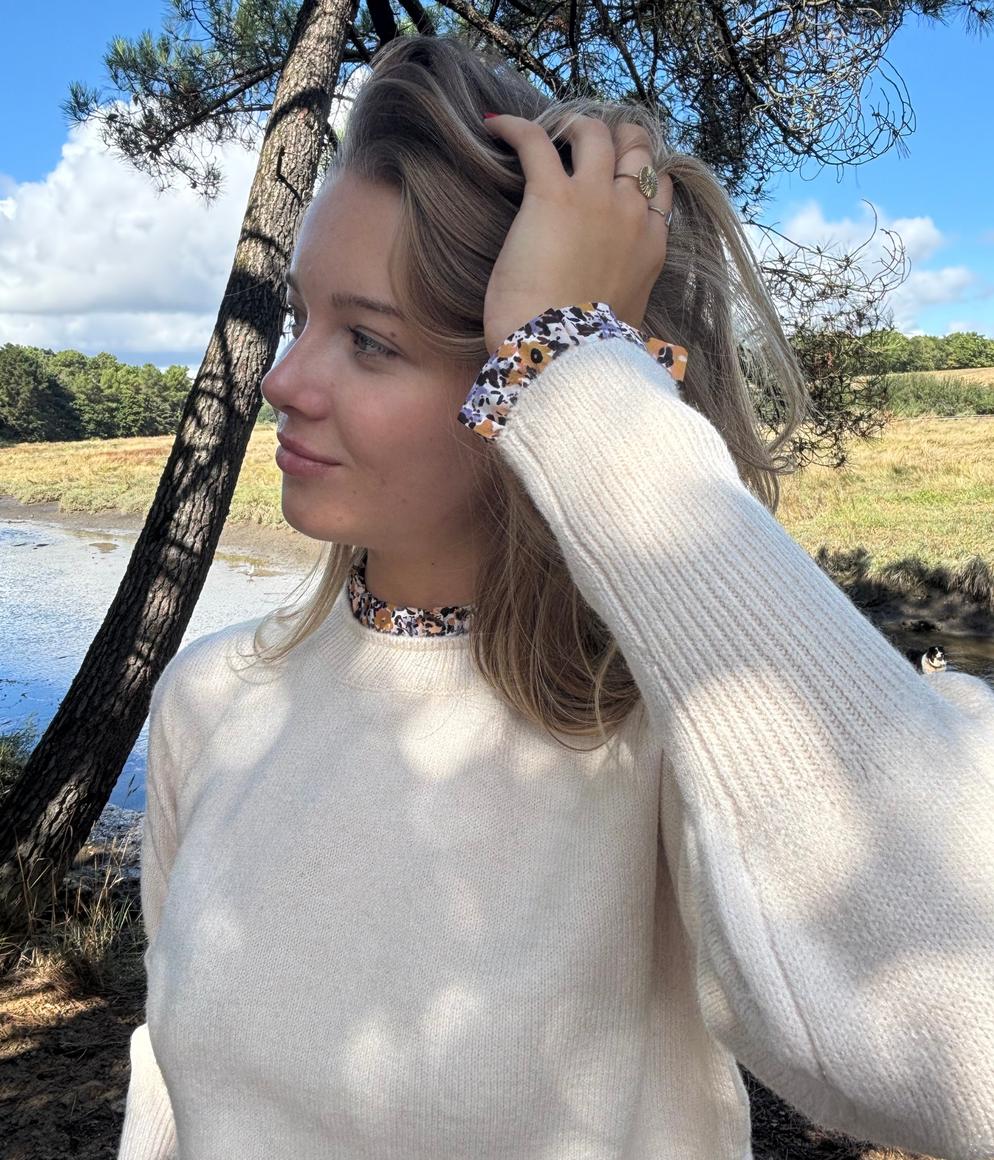 Pull écru chic avec détails fleuris
