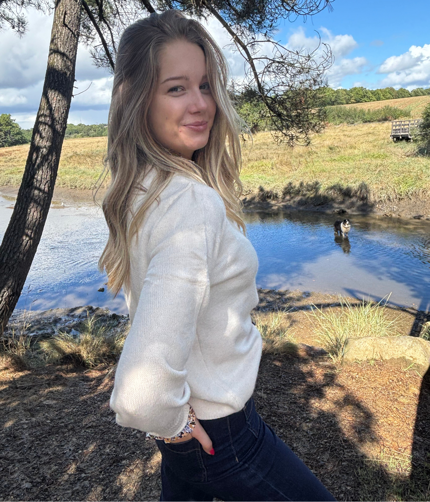 Pull écru chic avec détails fleuris