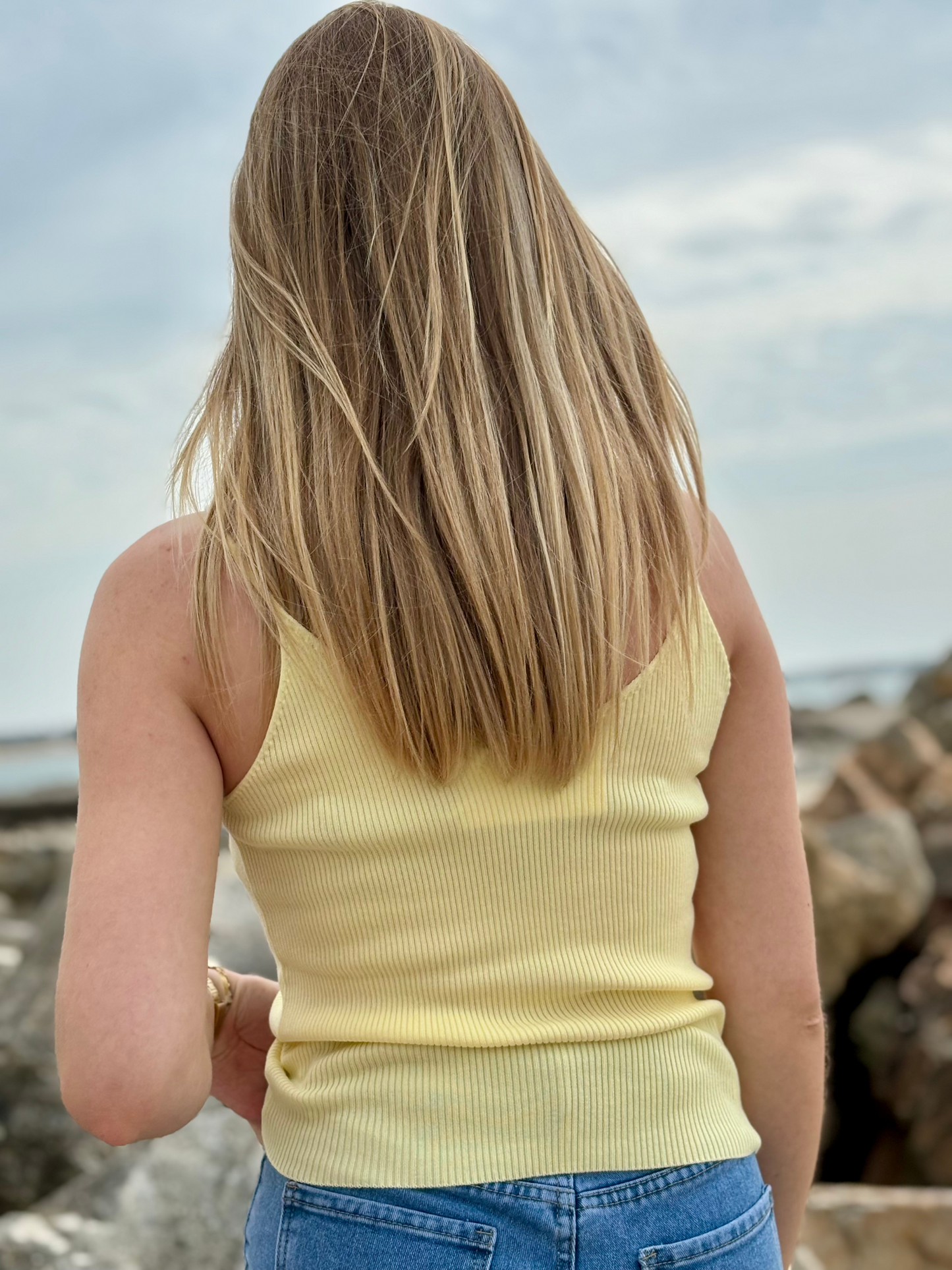 Top en tencel à fines bretelles jaune