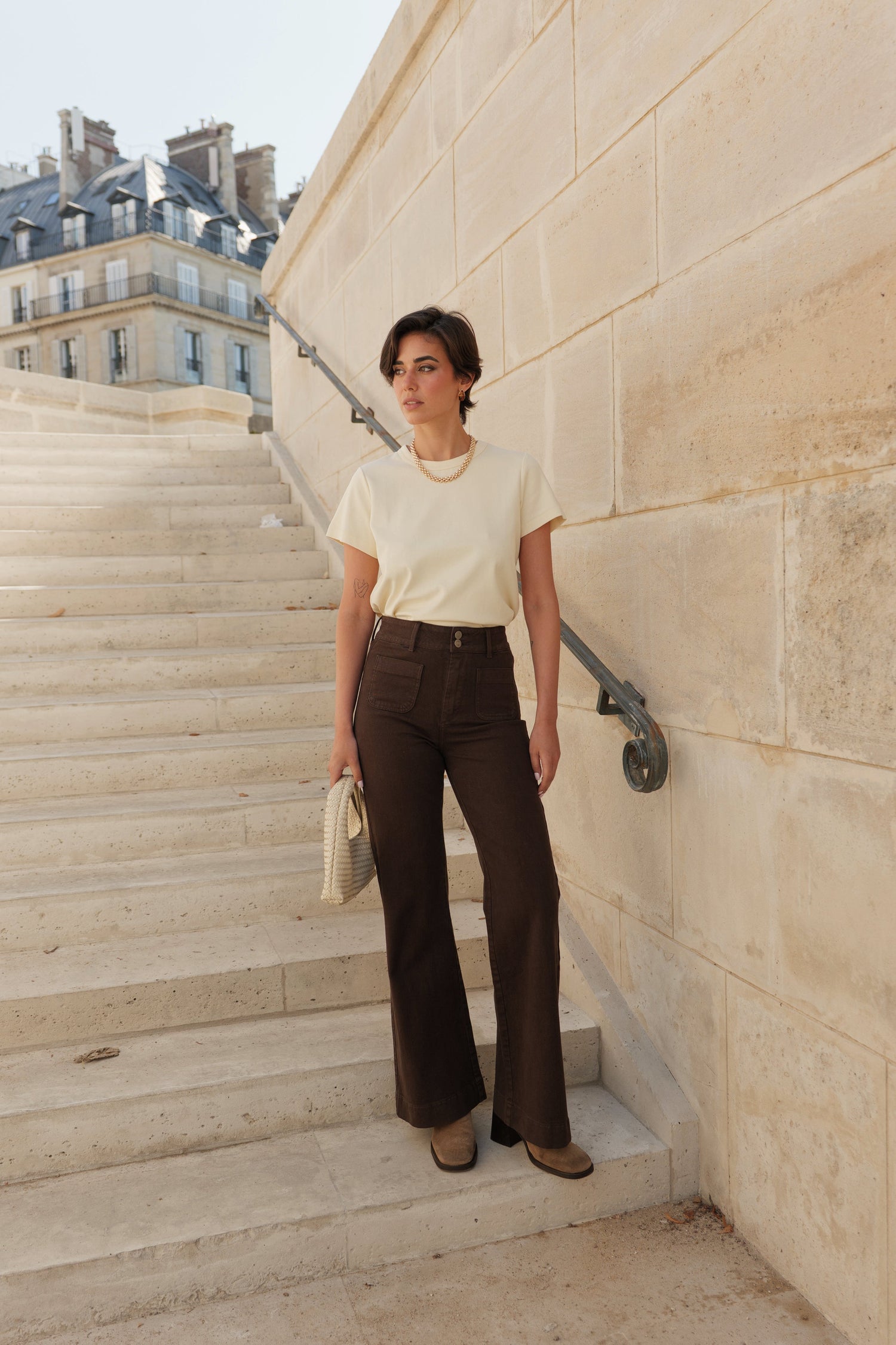 Prix Ronds Hippie Chic — Jean Flare Elena chocolat et tee-shirt écru