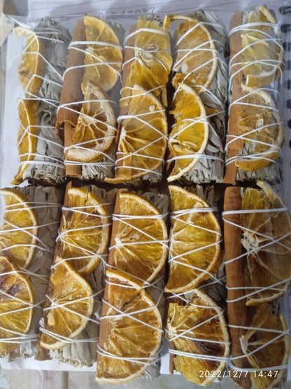 Bouquet de tranches d'orange et de cannelle avec sauge blanche