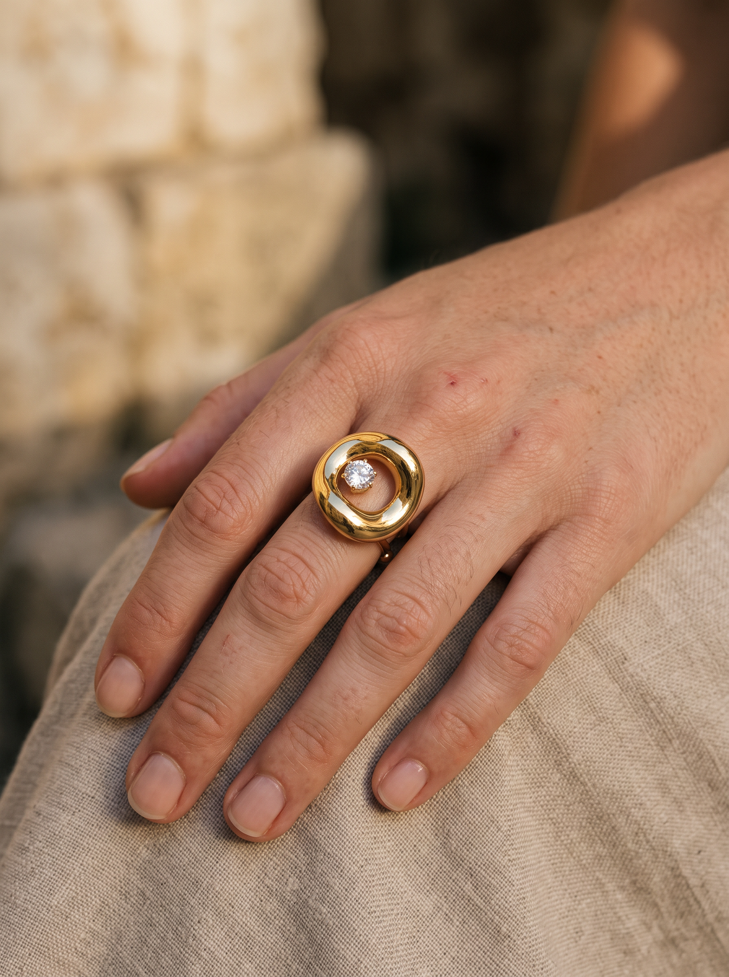 Bague Solitaire Cerclée Dorée