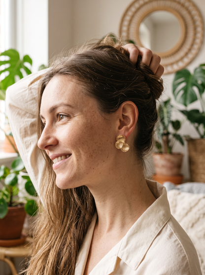 Boucles d'Oreilles Petites Fleurs Trois Pétales - Doré