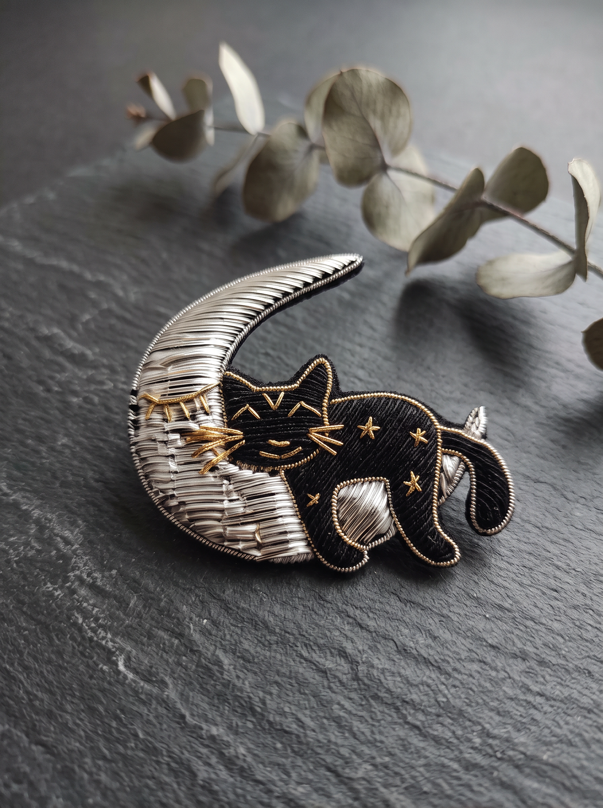 Broche Artisanale Chat sur la Lune - Noir Doré