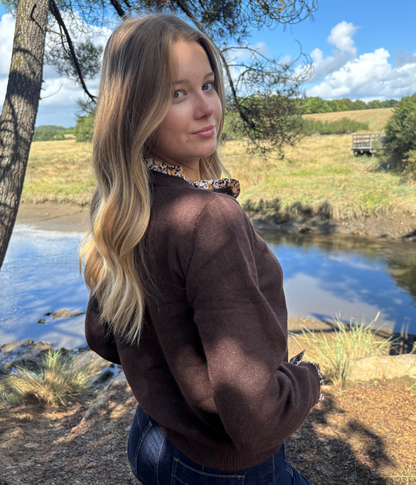 Gilet marron chic avec détails fleuris