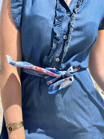 Robe longue effet denim à ceinture foulard