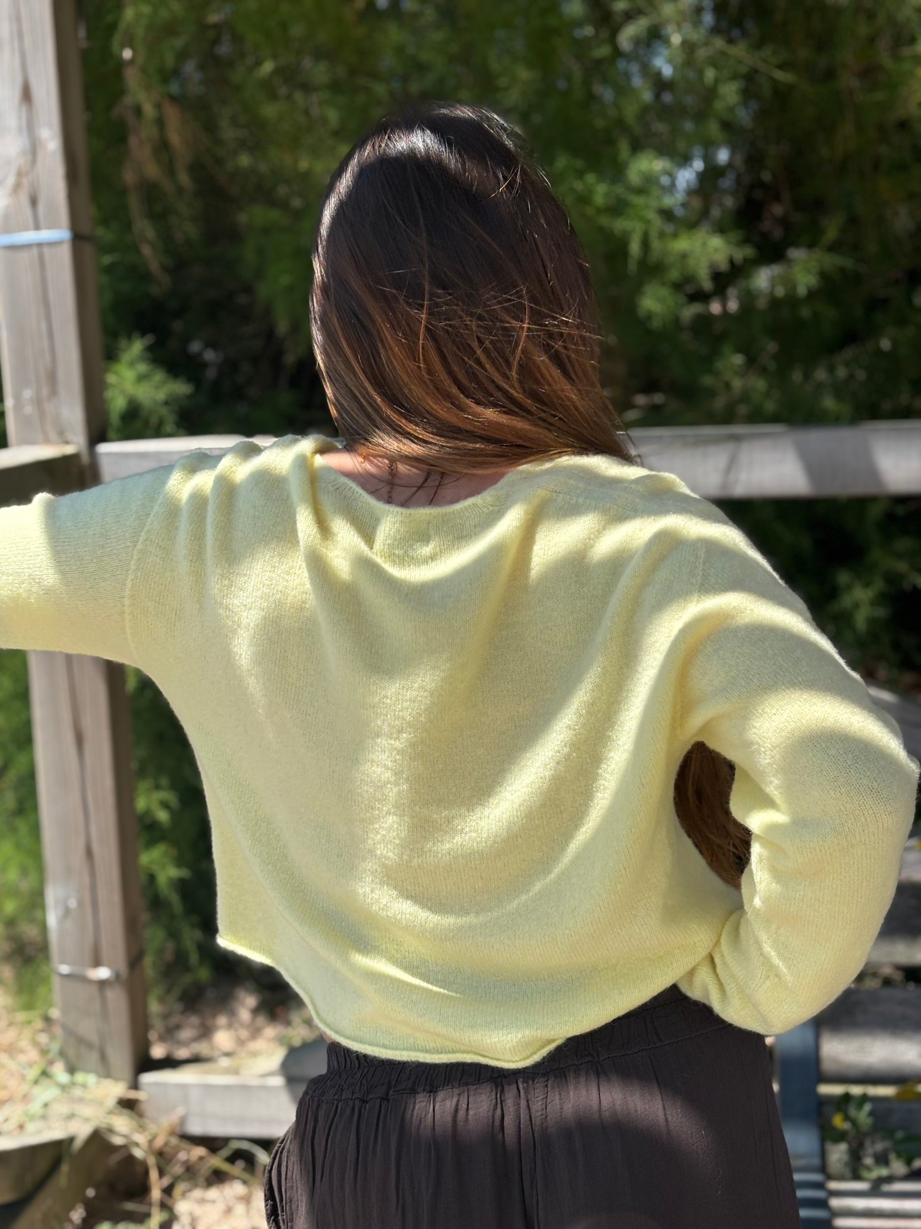 Gilet doux en maille col V jaune