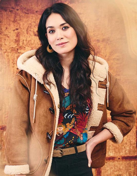 Manteau Sadar Camel côté suédine avec capuche sherpa - La Fiancée du Mékong