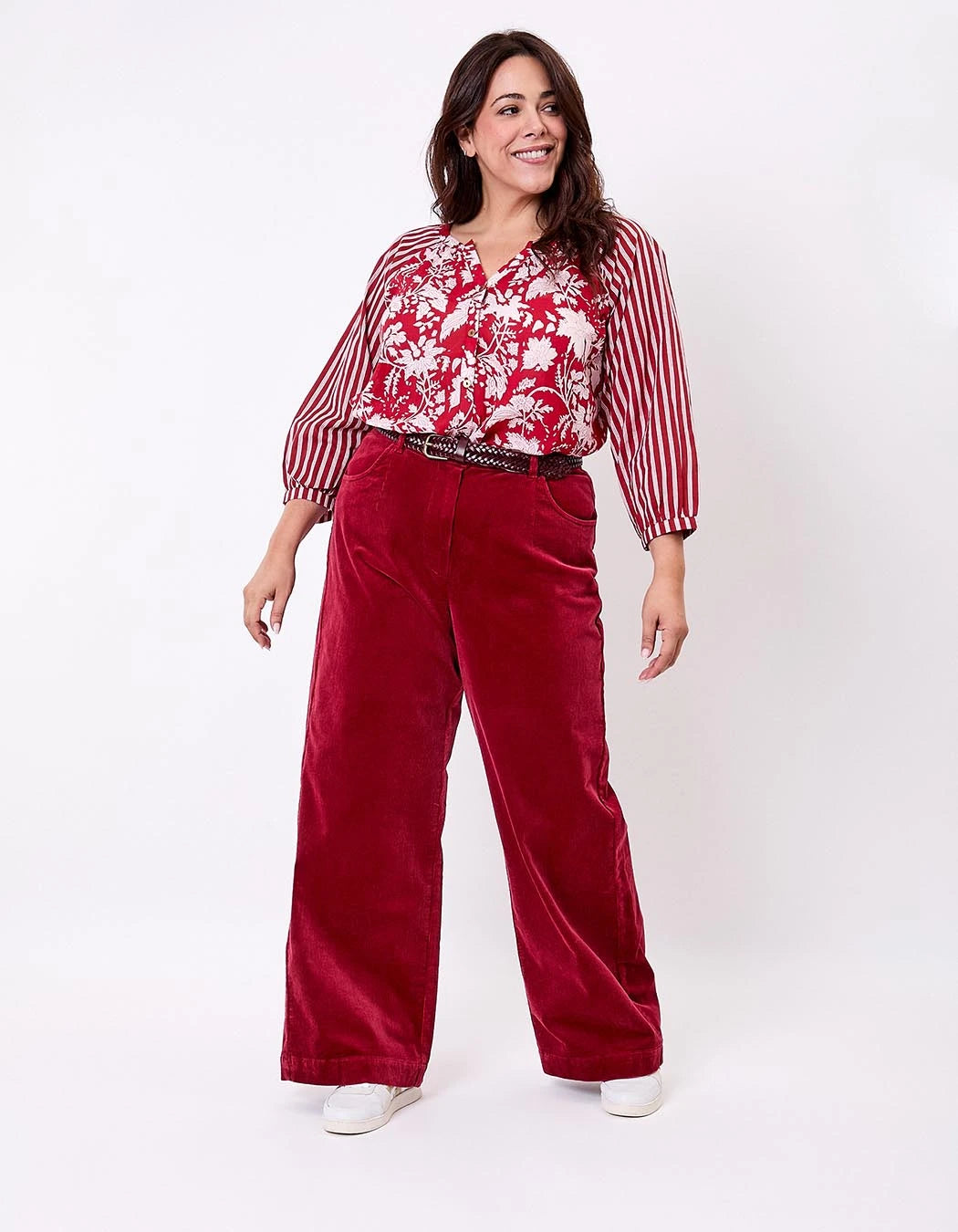 Pantalon Keinan Rubis porté avec une chemise imprimée - La Fiancée du Mékong