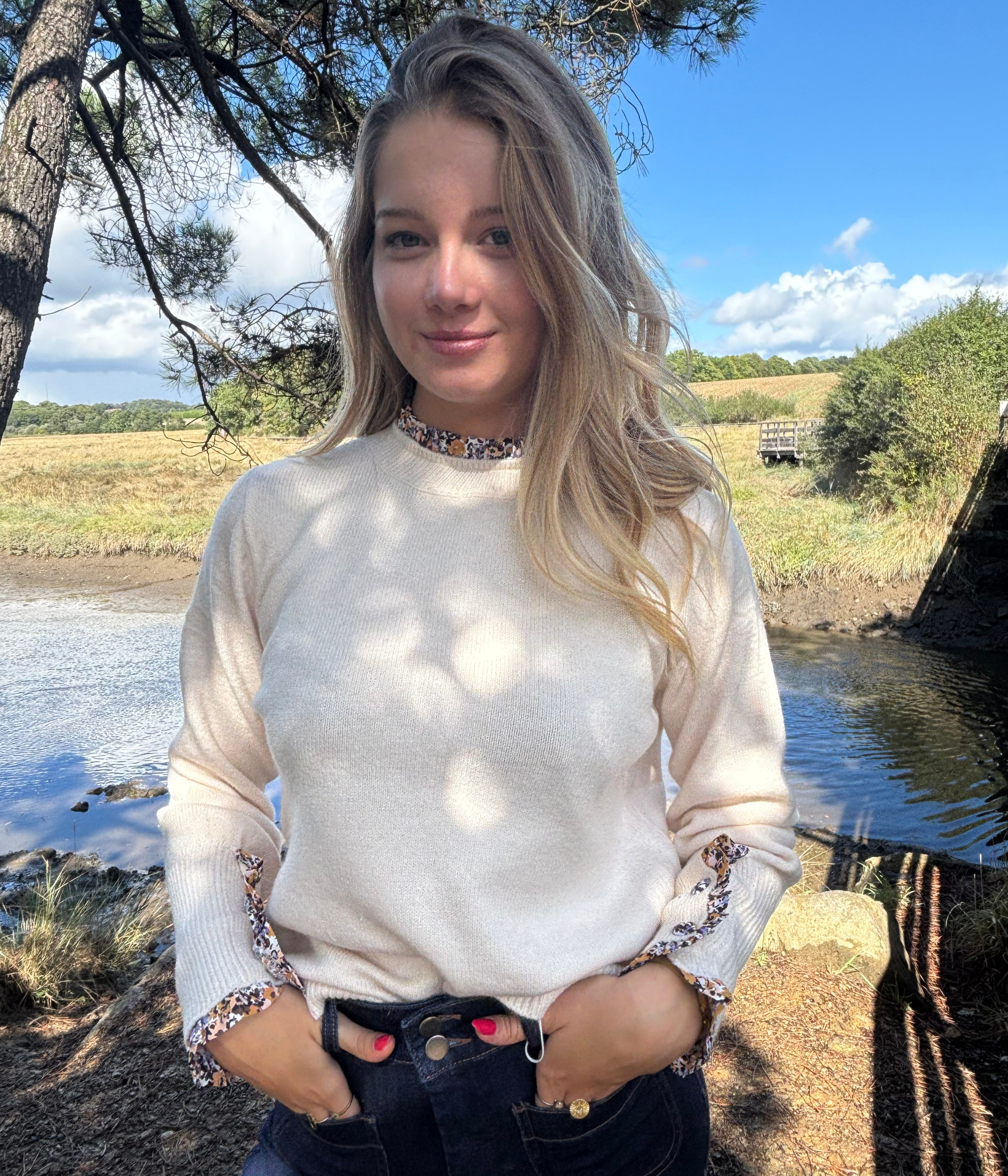 Pull écru chic avec détails fleuris