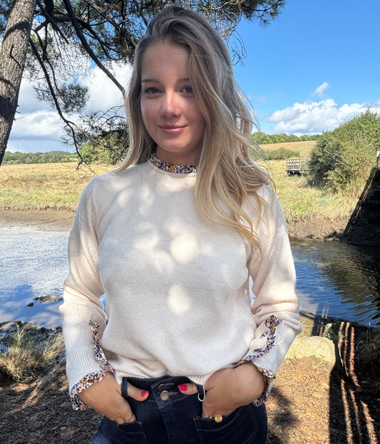Pull écru chic avec détails fleuris