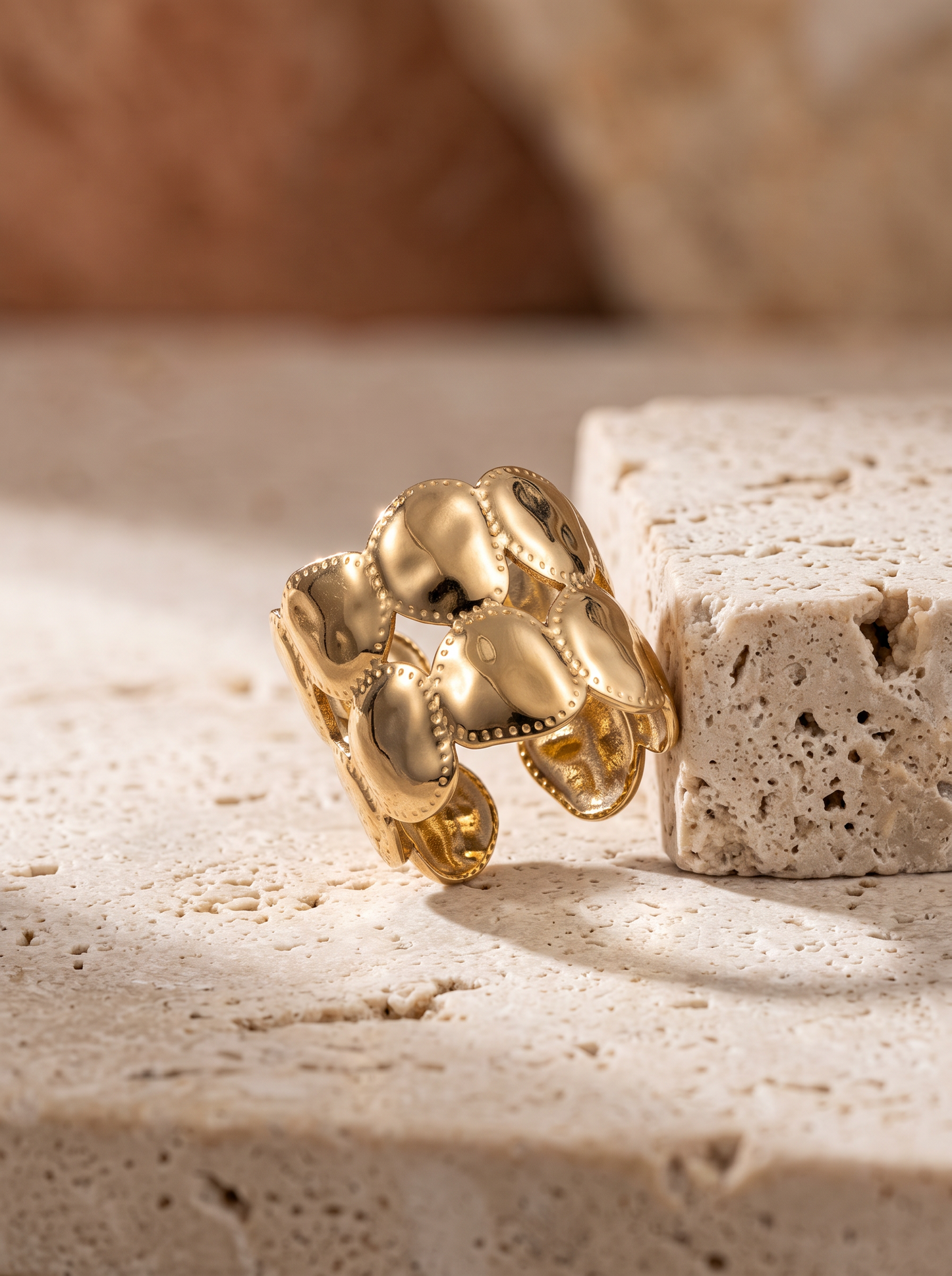 Détail du motif écailles en relief de la bague dorée