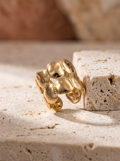 Détail du motif écailles en relief de la bague dorée