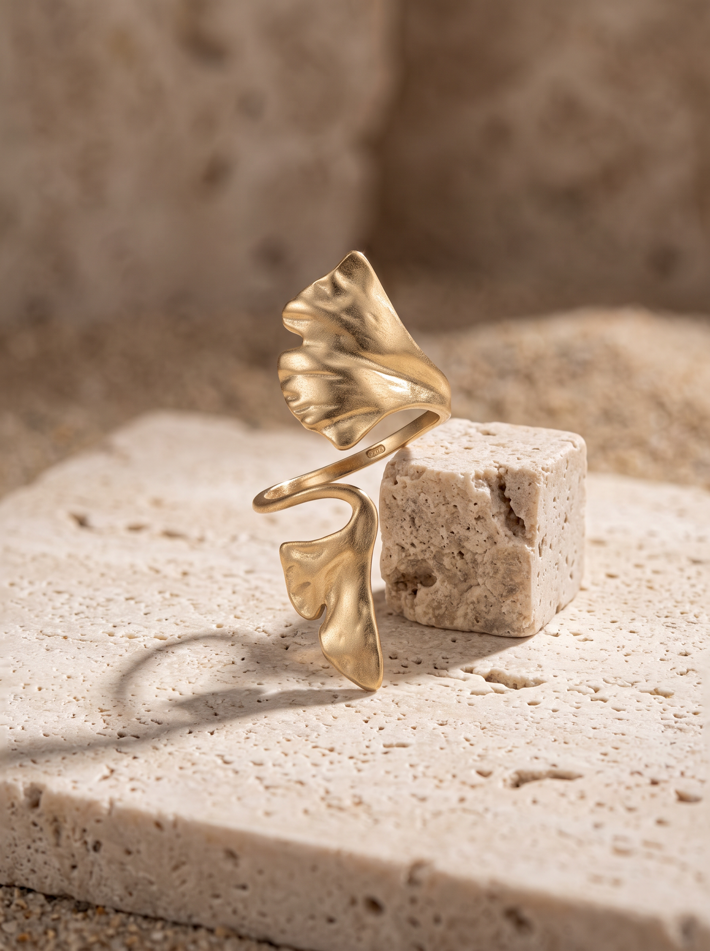 Détail des nervures gravées de la bague feuille dorée