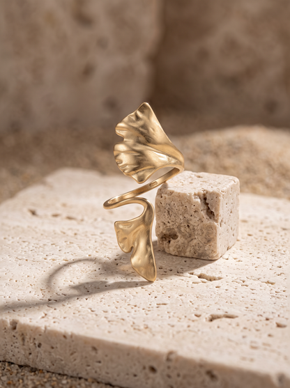 Détail des nervures gravées de la bague feuille dorée