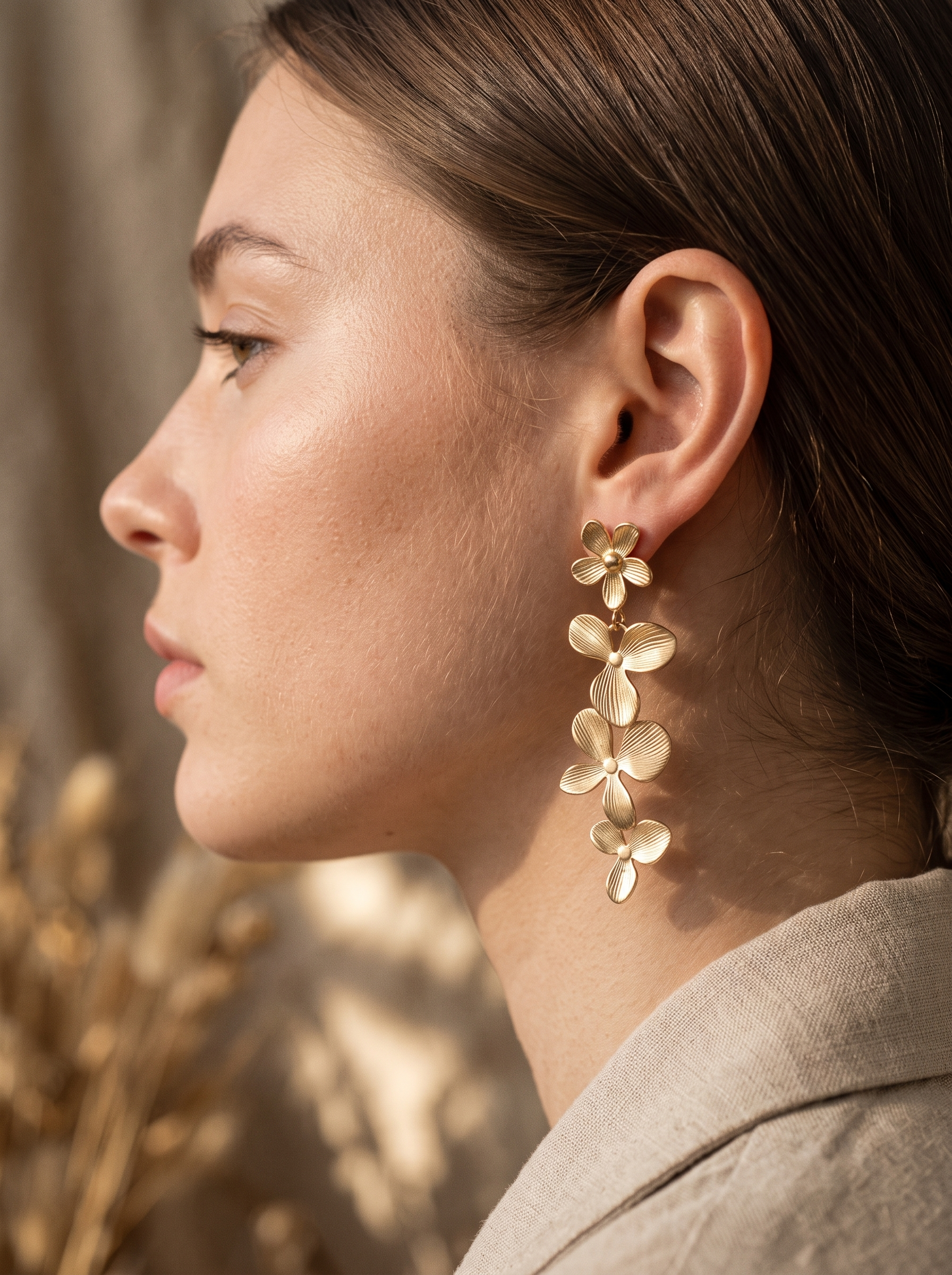 Boucles d'oreilles cascade de quatre fleurs dorées nervurées