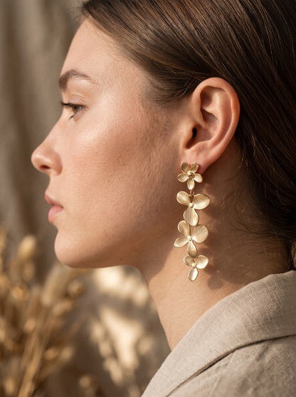 Boucles d'oreilles cascade de quatre fleurs dorées nervurées