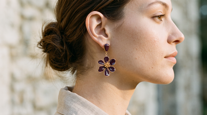 Boucles d'oreilles fleur aux pétales marron profond et cœur doré