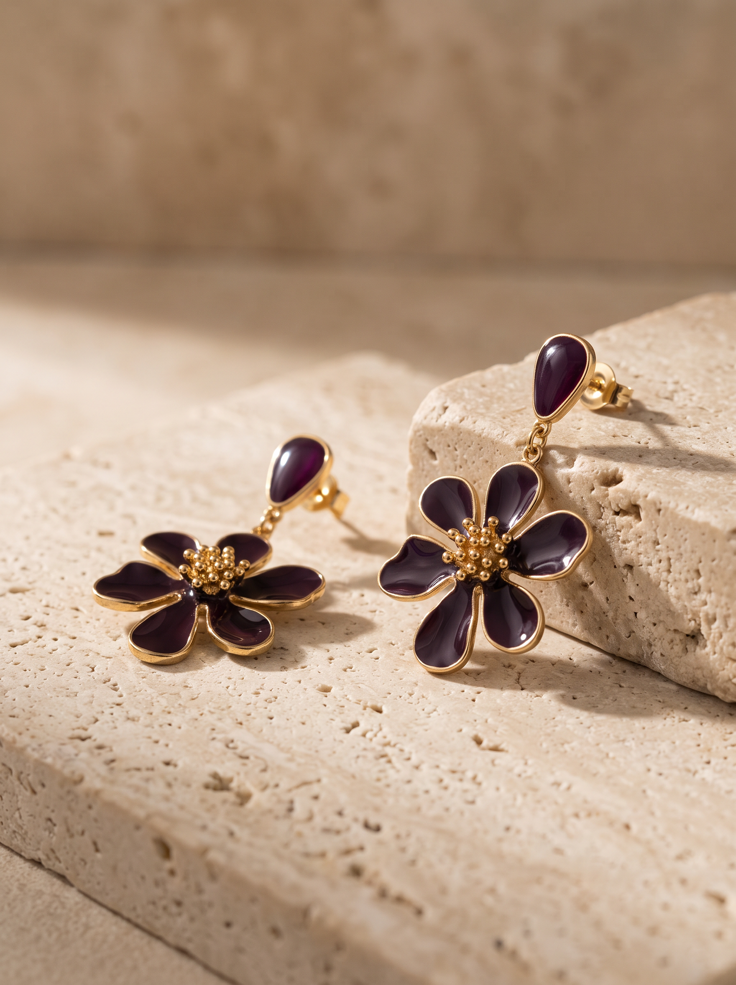Détail des pétales et du cœur doré des boucles fleur
