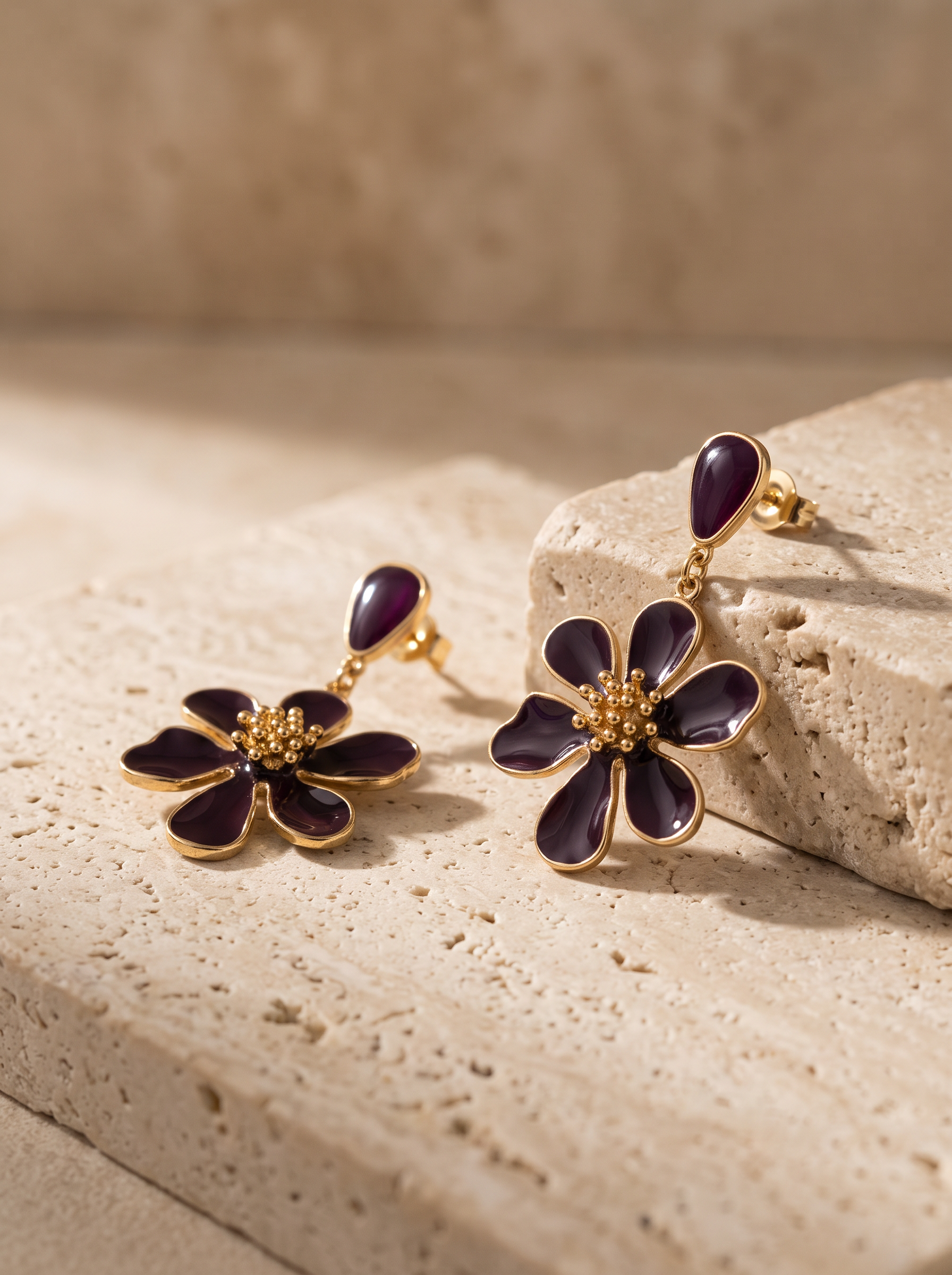 Détail des pétales et du cœur doré des boucles fleur