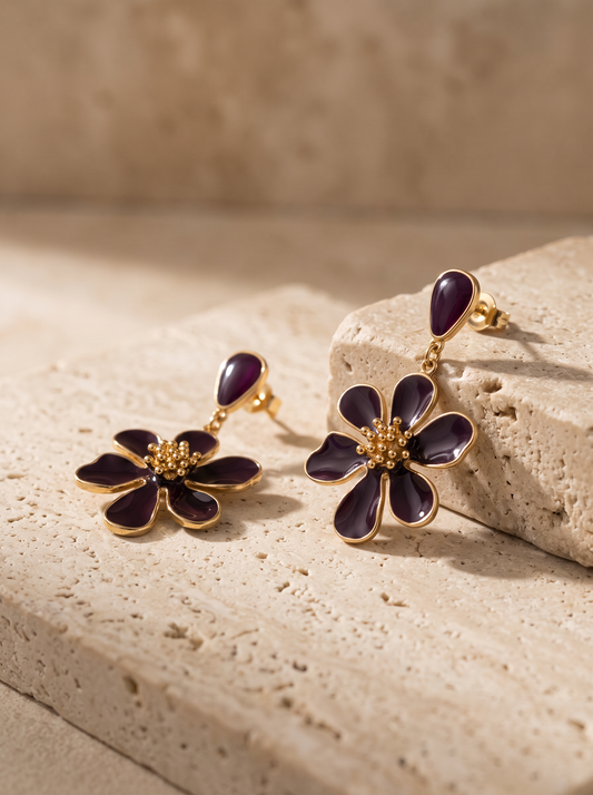 Détail des pétales et du cœur doré des boucles fleur