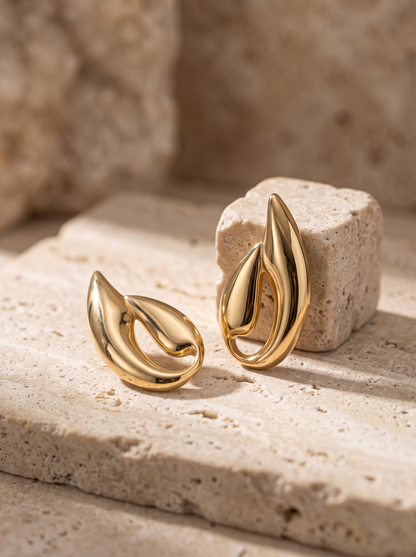 Boucles goutte ajourée dorées, détail du métal ajouré