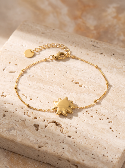 Bracelet doré à pendentif soleil, packshot fond clair